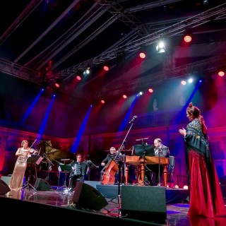 zdjęcie z koncertu Szalone skrzypce i muzyka świata - Muzycy na scenie.
