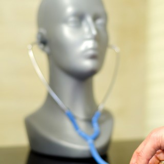 "Na zdrowie" - wystawa interaktywna - sztuczna głowa ze słuchawkami od stetoskopu