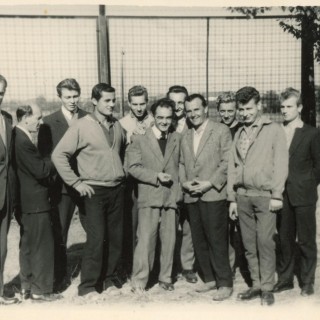 Drużyna sportowa, koniec lat 60. Drugi po lewej Leon Ginalski. Z archiwum Grażyny Kisilewicz.