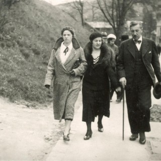 Pan dyrektor inż. E. Kwiatkowski i pani Kubiś- Szymanowska (po lewej). Z archiwum Zygmunta Szymanowskiego.