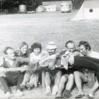 Wychowawcy na terenie obozu kolonijnego. Pośrodku Marek Roś. Na zdjęciu widać namioty, w których spali uczestnicy wyjazdów wakacyjnych. Zdjęcia z lat 1974/1976. Z archiwum Marka Roś.