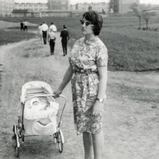 Mama z dzieckiem w wózku na tle osiedla, 1963r. Z archiwum Renaty Zielińskiej.