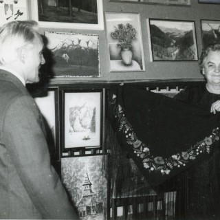 Pani Maria Kozub prezentująca haft, obok pan Julian Okaz.
