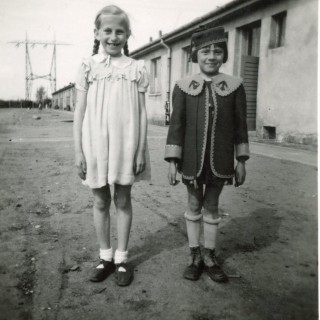Koleżanki z 3 klasy szkoły podstawowej. Po lewej Krysia Kubiś. Z archiwum Krystyny Hassny.