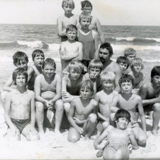 Grupa dzieci kolonijnych nad morzem z panem Markiem Rosiem. Z archiwum Marka Roś.