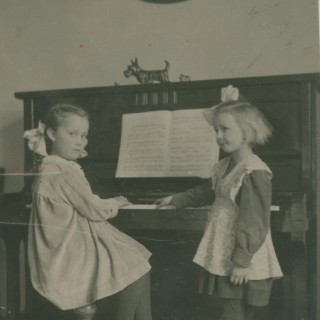 Po lewej Hania Kruczek, po prawej Dzidzia Florek. Z archiwum Jadwigi Jarosz