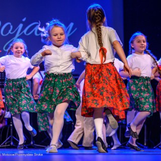 Mali Świerczkowiacy i Przyjaciele - Dziewczynki z zespołu pieśni i tańca tańczą w parach na scenie. - Fot: Przemysław Sroka