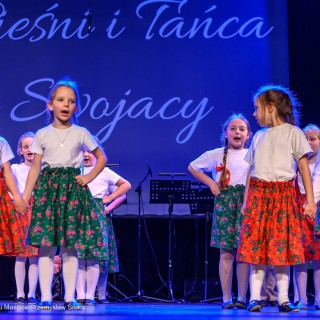Mali Świerczkowiacy i Przyjaciele - Dziewczynki z zespołu pieśni i tańca stoją w parach na scenie i śpiewają. - Fot: Przemysław Sroka
