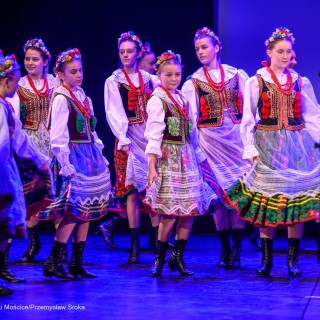 Mali Świerczkowiacy i Przyjaciele - Dziewczęta ubrane w stroje ludowe tańczą na scenie. - Fot: Przemysław Sroka