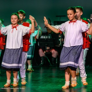 Mali Świerczkowiacy i Przyjaciele - Chłopcy i dziewczynki tańczą w parach na scenie.  - Fot: Przemysław Sroka