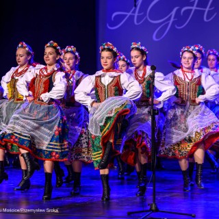 Mali Świerczkowiacy i Przyjaciele - Dziewczęta z zespołu, ubrane w barwne stroje ludowe, tańczą na scenie. - Fot: Przemysław Sroka