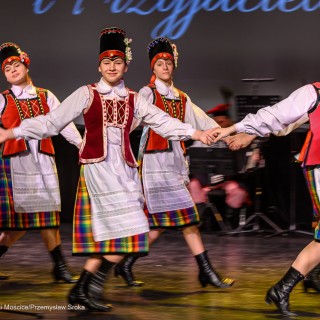 Mali Świerczkowiacy i Przyjaciele - Dziewczęta w strojach ludowych tańczą na scenie trzymając się za ręce. - Fot: Przemysław Sroka