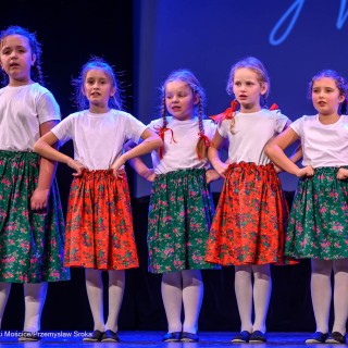 Mali Świerczkowiacy i Przyjaciele - Dziewczynki z zespołu pieśni i tańca stoją na scenie i śpiewają. - Fot: Przemysław Sroka