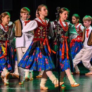 Mali Świerczkowiacy i Przyjaciele - Członkowie zespołu, ubrani w barwne stroje ludowe, tańczą na scenie. - Fot: Przemysław Sroka