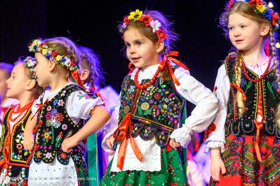 Mali Świerczkowiacy i Przedszkole u Świerczkowiaków koncertują dla Babci i Dziadka